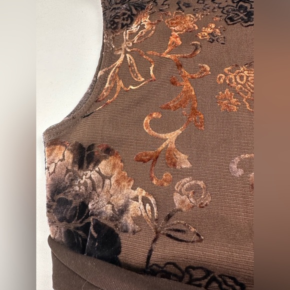 Velvety floral pattern flattering tank with tie in back. V neck. Size M juniors - Picture 6 of 10